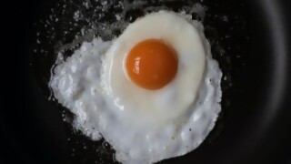 ¿Cómo se come un huevo frito, yema y después clara, al revés o intercalando? - Sobremesa - DelSol 99.5 FM