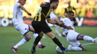 ¿Quién gana un partido de básquet entre los futbolistas de Nacional y Peñarol? - Sobremesa - DelSol 99.5 FM