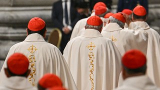 “Cóncable”. El papa negro pesadilla de los progres y otros títulos del pico de rendimiento del Vaticano. - Darwin concentrado - DelSol 99.5 FM