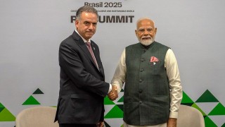 Yoga y diplomacia maSURbatoria de Uruguay con los Brics - Columna de Darwin - DelSol 99.5 FM