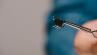 La guerra de los microchips: segunda parte - Aceptar Cookies - DelSol 99.5 FM