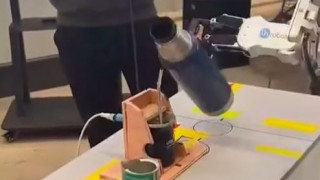 El robot de la UTEC que ceba mate - Darwin concentrado - DelSol 99.5 FM