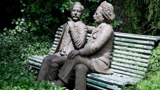 Le robaron un brazo a la estatua de Einstein y Darwin disfruta de su periodista en situación de calle preferido del momento - Darwin concentrado - DelSol 99.5 FM