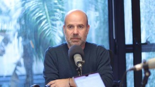 Grandes infelices y un escritor en tiempos de ser “hombre orquesta” - Entrevistas - DelSol 99.5 FM
