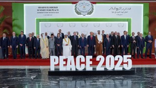 Trump se armó el cumple de 15 en Egipto: al energúmeno hay que hablarle en el idioma del energúmeno/ Milei en la Casa Blanca - Columna de Darwin - DelSol 99.5 FM