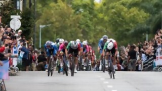 Cayó el último ciclista... literalmente - Deporgol - DelSol 99.5 FM