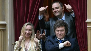 En qué anda el Loquito Milei y Adorni, un cadáver político modélico - Columna de Darwin - DelSol 99.5 FM