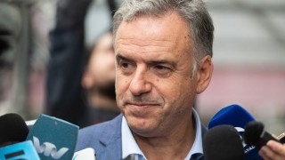 Periodistas en situación de calle emboscaron a Orsi con preguntas sobre las encuestas - Columna de Darwin - DelSol 99.5 FM