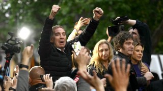 El jefe de gabinete de Milei, un camaleón político argentino - Facundo Pastor - DelSol 99.5 FM