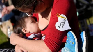 Darwin y el día de la madre: los bebés que muerden la teta que les da de comer - Columna de Darwin - DelSol 99.5 FM