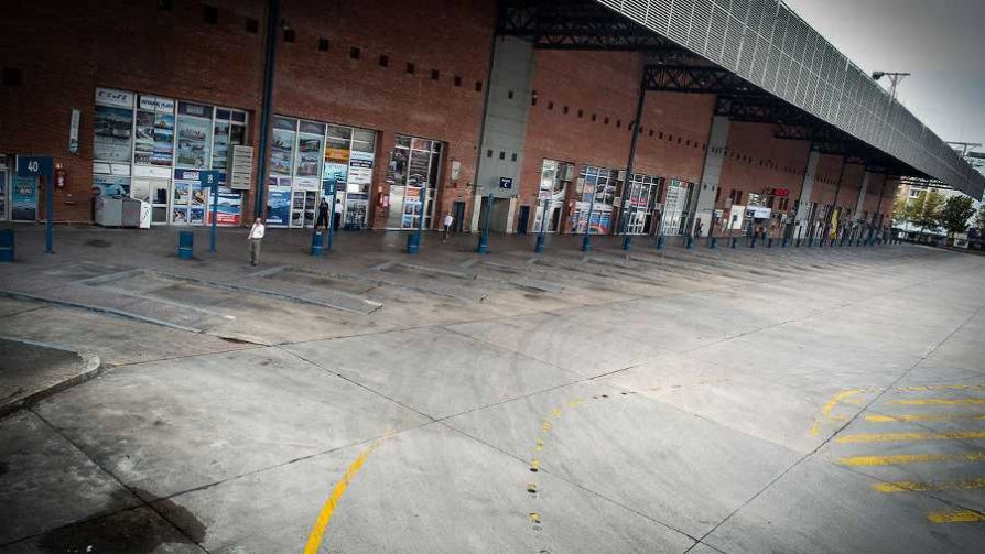Tensión en Tres Cruces por supuesto hombre atrincherado - Titulares y suplentes - La Mesa de los Galanes | DelSol 99.5 FM
