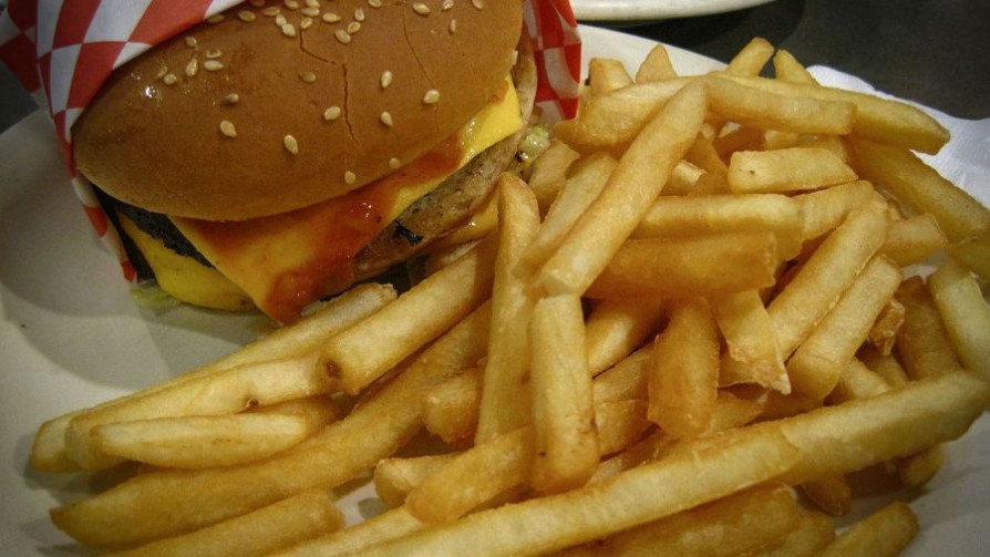 ¿Cuál es la manera correcta de comer un combo de comida rápida? - Sobremesa - La Mesa de los Galanes | DelSol 99.5 FM