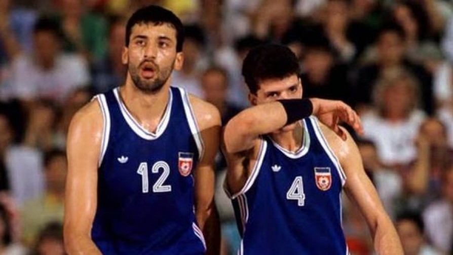 La bandera que rompió la hermandad entre Petrovic y Divac - Informes - 13a0 | DelSol 99.5 FM