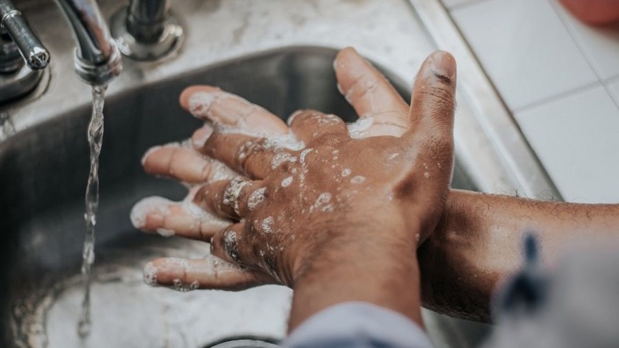 Los dermatólogos recomiendan con qué y cuándo lavarse las manos para no dañarlas - Informes - No Toquen Nada | DelSol 99.5 FM
