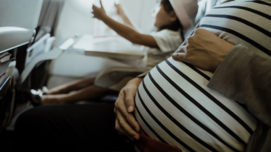 Si una embarazada da a luz en pleno vuelo, ¿cuál es la nacionalidad del niño? - Sobremesa - La Mesa de los Galanes | DelSol 99.5 FM