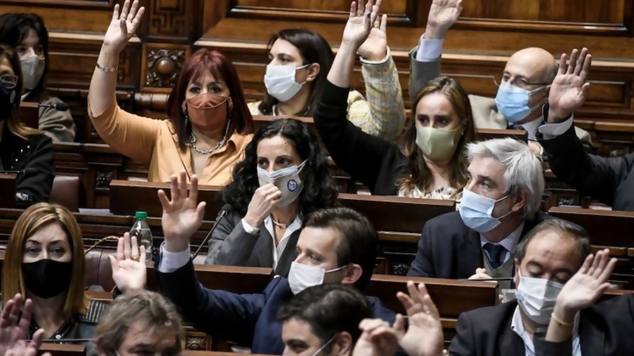 La interpelación parlamentaria como simulación inviable, y el pollo al horno como invasor ruso - Columna de Darwin - No Toquen Nada | DelSol 99.5 FM