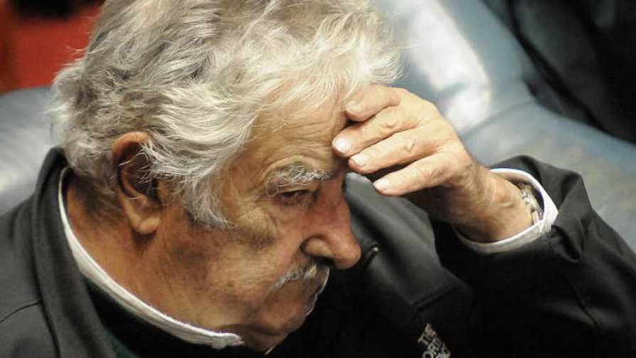 Mujica vio los papeles del título y al cubano con el short en el colchón - Columna de Darwin - No Toquen Nada | DelSol 99.5 FM