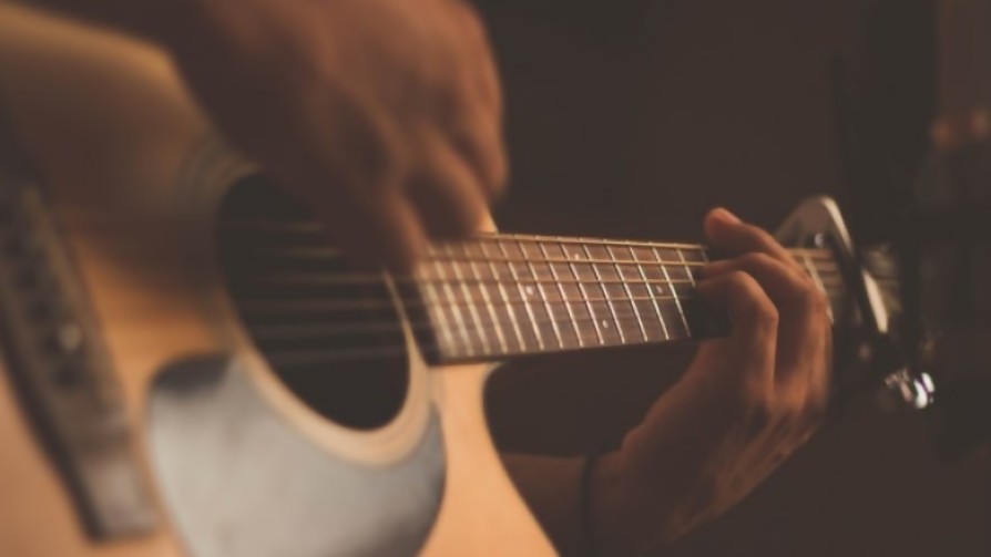 ¿Cuál es la mejor canción para tocar en un cumpleaños si estás aprendiendo guitarra? - Sobremesa - La Mesa de los Galanes | DelSol 99.5 FM