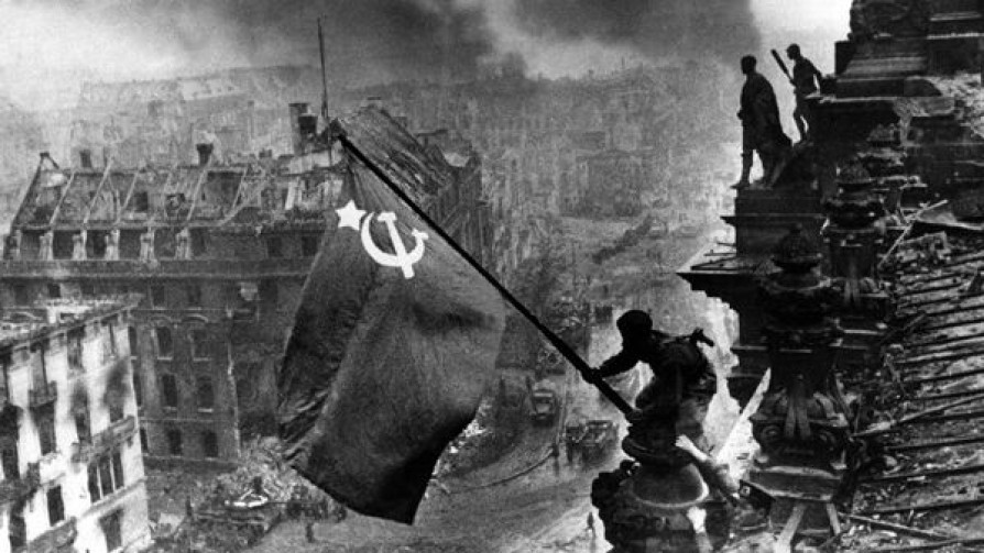 Bandera soviética en Berlín: una foto armada para la ocasión inspirada en Iwo Jima - Leo Barizzoni - No Toquen Nada | DelSol 99.5 FM