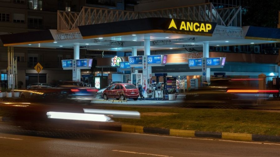 A Ancap no le queda espalda pero al Joven Surtidor (alter ego del presidente sentado sobre precio de combustible) le sobran glúteos - Columna de Darwin - No Toquen Nada | DelSol 99.5 FM