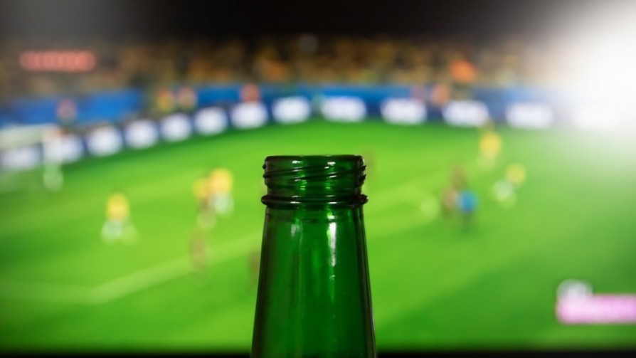 ¿La cerveza debería volver a los estadios uruguayos? - Audios - Facil Desviarse | DelSol 99.5 FM