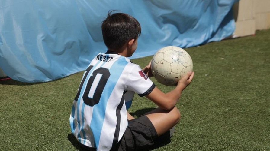 ¿Está bien los niños uruguayos usen la camiseta de Argentina? - Sobremesa - La Mesa de los Galanes | DelSol 99.5 FM