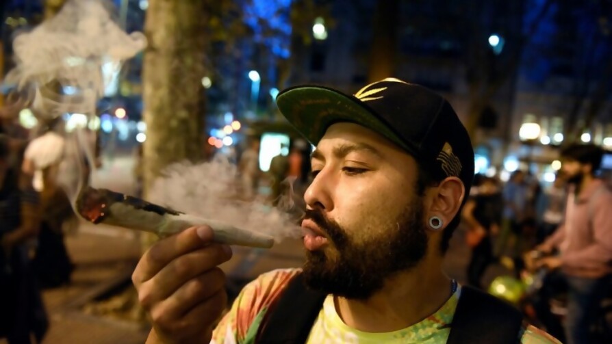 Marihuana en espacios públicos, ¿prohibir o permitir? - Audios - Facil Desviarse | DelSol 99.5 FM