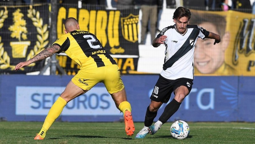 “En un partido muy parejo Danubio se llevó una victoria de oro y Peñarol puso en duda la punta de la Anual” - Comentarios - 13a0 | DelSol 99.5 FM