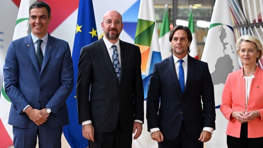 Cumbre en Bruselas 2023, vacaciones en Bucarest 1986, y cordero de feriado no laborable - Columna de Darwin - No Toquen Nada | DelSol 99.5 FM