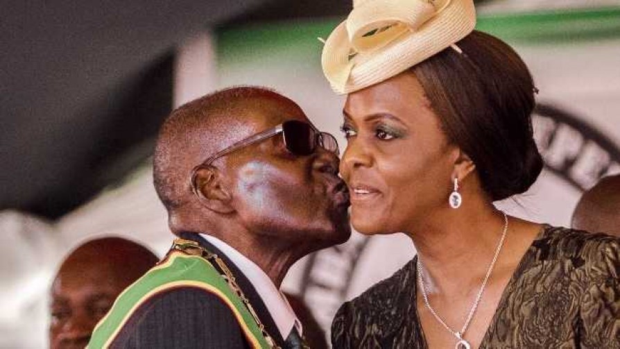 Darwin ama a Gucci Grace, la mujer que lleva de los pañales a Mugabe - Columna de Darwin - No Toquen Nada | DelSol 99.5 FM