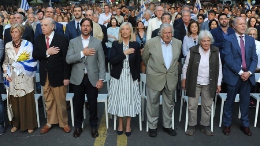¿Dónde van las manos cuando se canta el himno? - Sobremesa - La Mesa de los Galanes | DelSol 99.5 FM