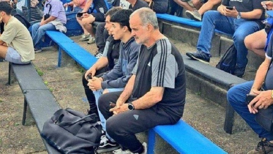 ¿Qué lleva Marcelo Bielsa en su bolsito de mano? - Sobremesa - La Mesa de los Galanes | DelSol 99.5 FM