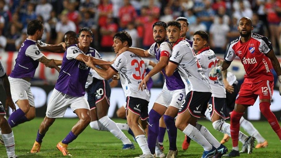 Peñarol disfruta de las mieles del amateurismo/ Defensor sufre su Tren Fankarma - Darwin - Columna Deportiva - No Toquen Nada | DelSol 99.5 FM