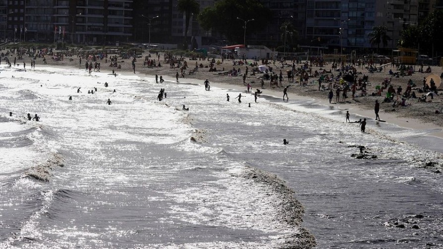 Ola de calor (y de caca) en las playas  - Arranque - Facil Desviarse | DelSol 99.5 FM