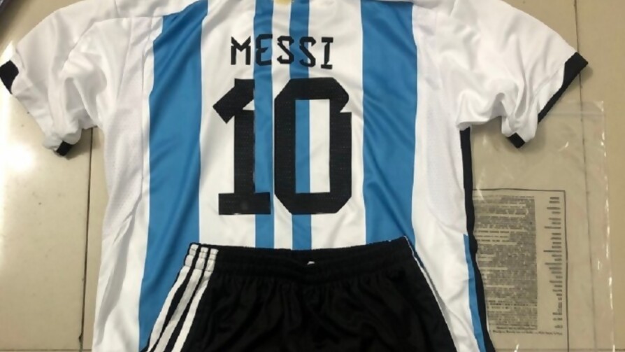 El nuevo uruguayo usa camiseta de Argentina - La Charla - La Mesa de los Galanes | DelSol 99.5 FM