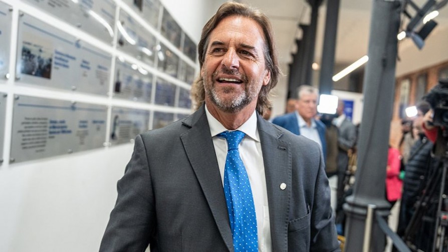 Lacalle Pow Patrol prejubilado, en skate, hace el “Suave con las Personas Negligentes Tour”  - Columna de Darwin - No Toquen Nada | DelSol 99.5 FM