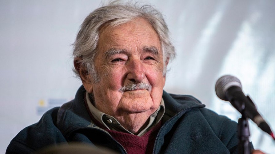 Mujica: el producto más exitoso de la democracia uruguaya/ Definición política de Mujica en una palabra: Errorista - Columna de Darwin - No Toquen Nada | DelSol 99.5 FM