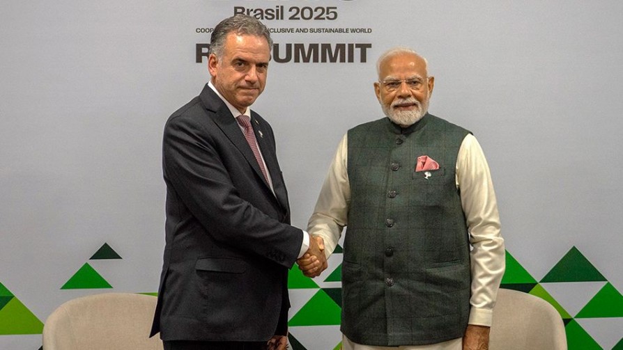 Yoga y diplomacia maSURbatoria de Uruguay con los Brics - Columna de Darwin - No Toquen Nada | DelSol 99.5 FM