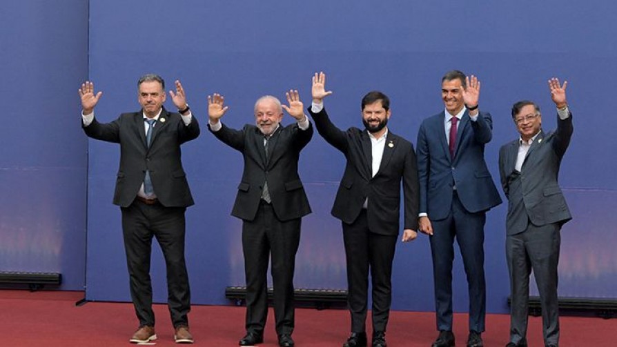 Darwin ordena el retiro progre en Chile, del centro malambista de Orsi al coqueteo con la democracia de autor de Petro - Columna de Darwin - No Toquen Nada | DelSol 99.5 FM