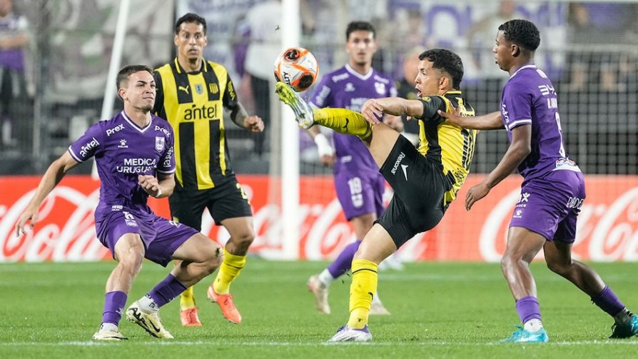 ¿Quién quedó más adelantado en el partido entre Defensor y Peñarol: el VAR, Arezo o el Loquito Abreu? - Darwin - Columna Deportiva - No Toquen Nada | DelSol 99.5 FM