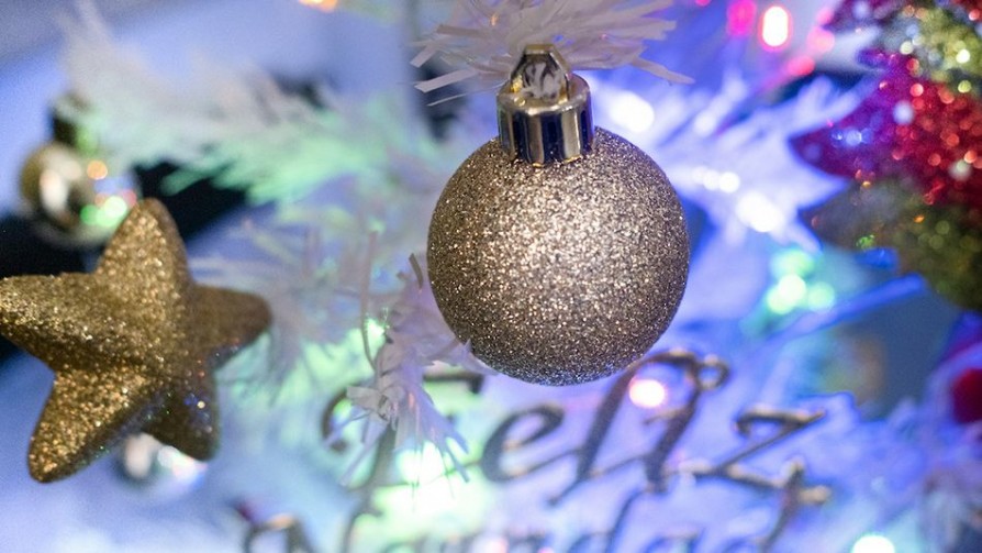 Darwin no pudo poner el arbolito y vio una balconera de “Navidad con Jesús” en Little Tel Aviv - Darwin concentrado - No Toquen Nada | DelSol 99.5 FM