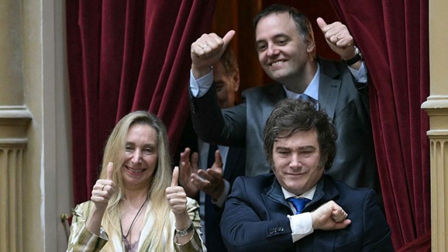 En qué anda el Loquito Milei y Adorni, un cadáver político modélico - Columna de Darwin - No Toquen Nada | DelSol 99.5 FM