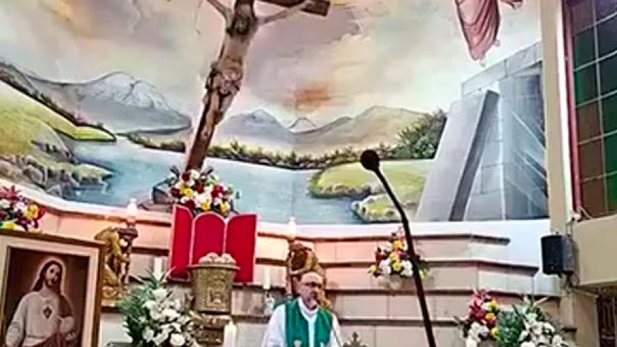 Una cruz mató a un cura y se jubiló el guionista de Dios - Columna de Darwin - No Toquen Nada | DelSol 99.5 FM