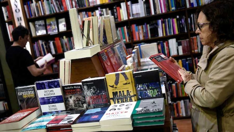 Best seller a la uruguaya - El guardian de los libros - Facil Desviarse | DelSol 99.5 FM