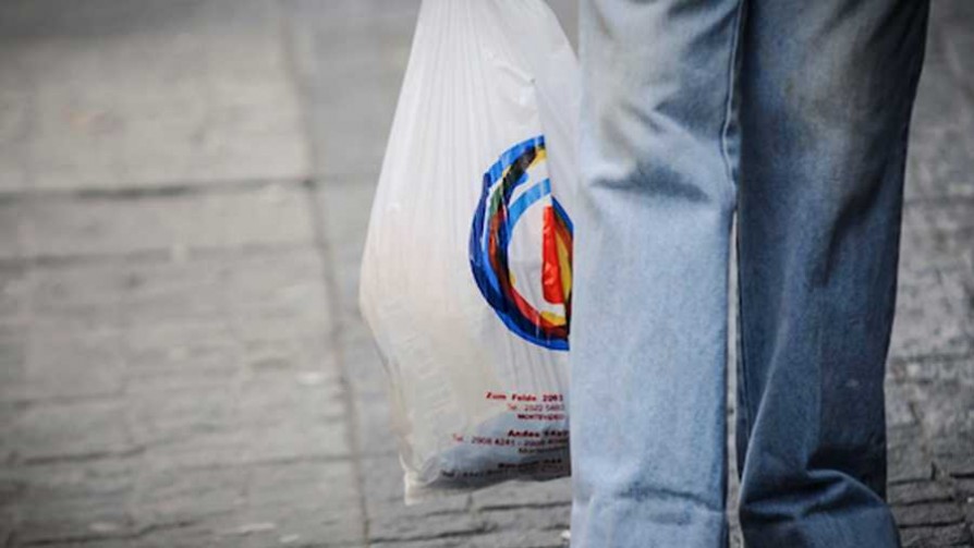 La sanción a los supermercados por acordar cobrar las bolsas - Sebastián Fleitas - No Toquen Nada | DelSol 99.5 FM